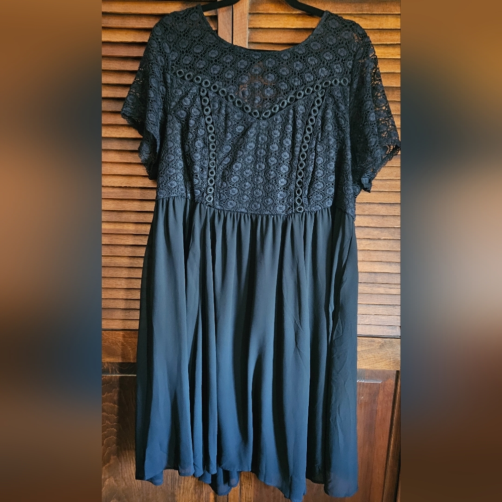 Retro Black Lace Dress with open backdetail Size 2